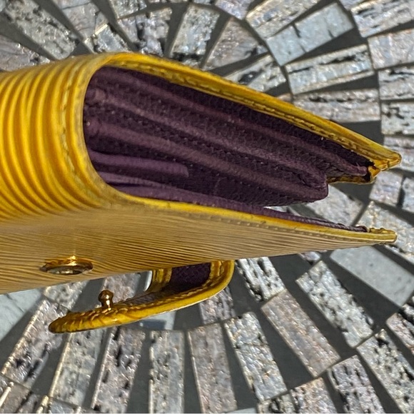 $$ Drop!LouisVuitton Epi Wallet Yellow. Please see pics for complete description - Picture 7 of 16